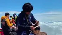 Viral Barber Buka Pangkas Rambit di Puncak Gunung Kerinci, Bakal Diulang di Gunung Tertinggi Lainnya di Indonesia.&nbsp; foto: (dok.Instagram @barber_travelerr/https://www.instagram.com/reel/DIkxx_wpO5C/Henry)