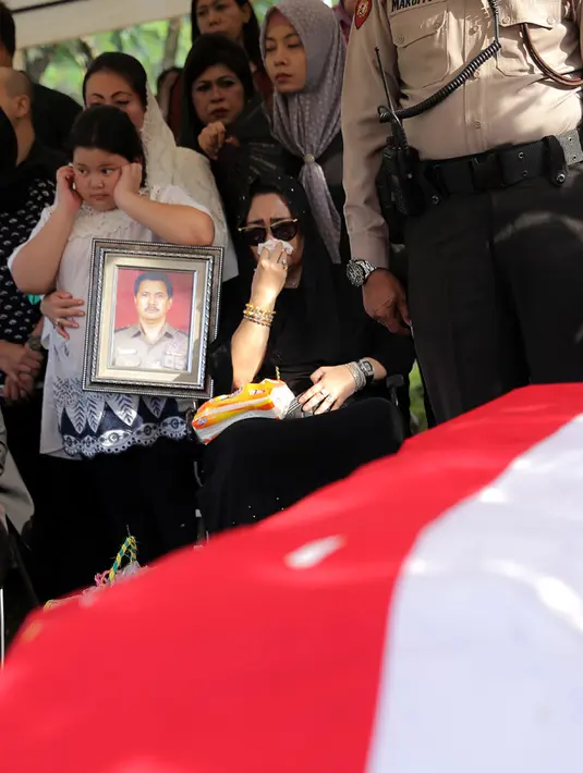 Benny Soemarno ayah Anjasmara meninggal dunia di kediamannya, kawasan Jatipadang, Jakarta Selatan Senin (2/4/2018) pagi. Almarhum dimakamkan dengan upacara kenegaraan di TPU Karet Bivak sekitar pukul 16.00 WIB. (Deki Prayoga/Bintang.com)