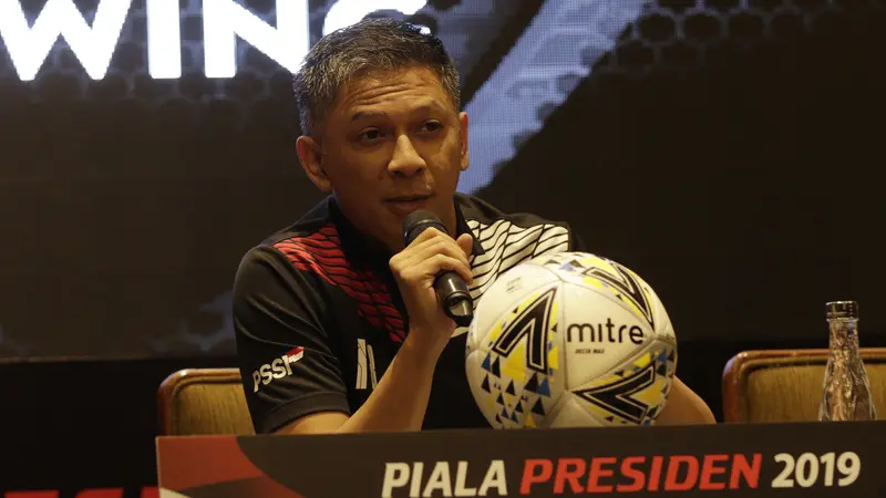 Organizing Committee, Iwan Budianto, memberi keterangan saat pengundian Piala Presiden 2019. (Bola.com/M. Iqbal Ichsan)