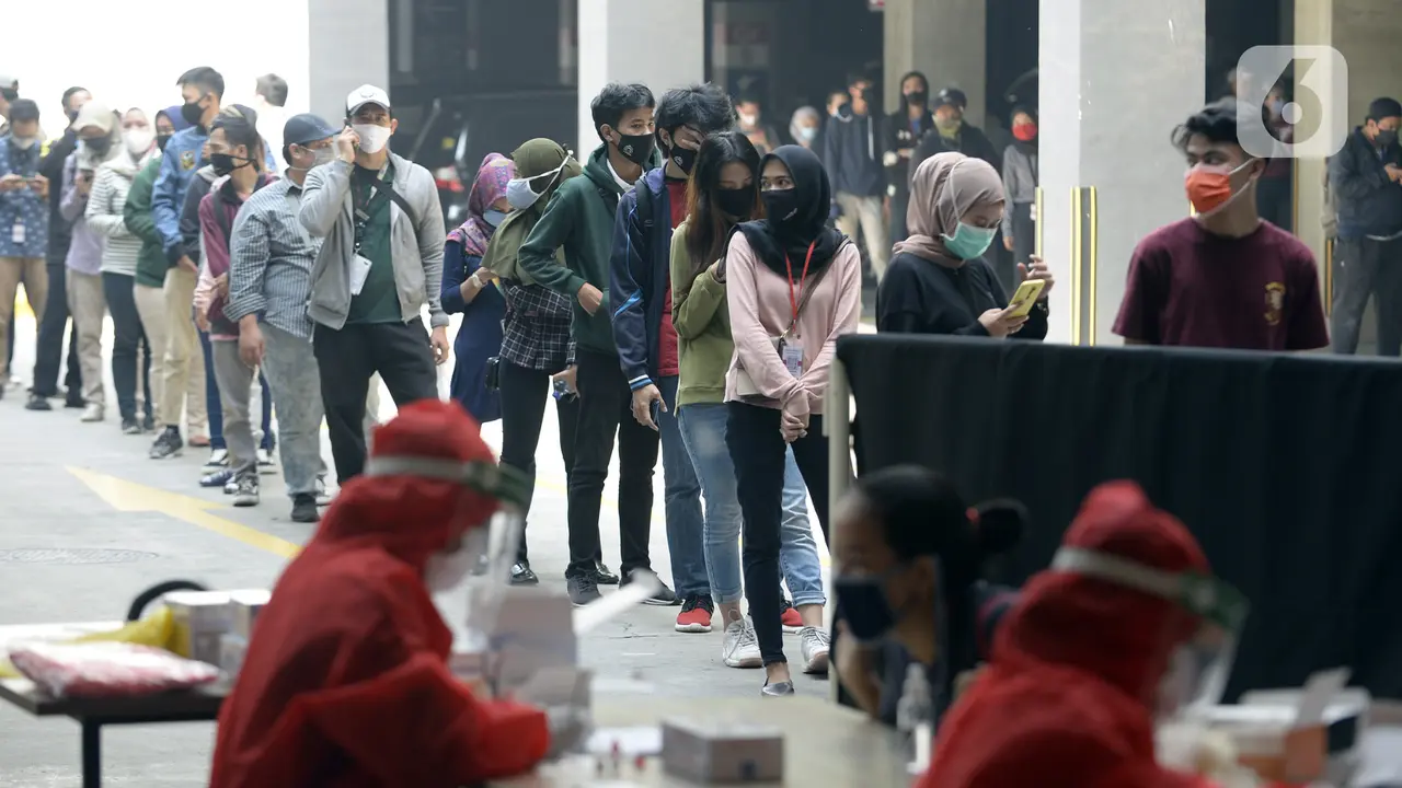 FOTO: Ratusan Pegawai Aeon Mall Jalani Rapid Test Massal