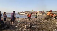 Warga Muncar lakukan kerjabakti sampah laut di seputaran pesisir pantai Muncar Banyuwangi (Istimewa)