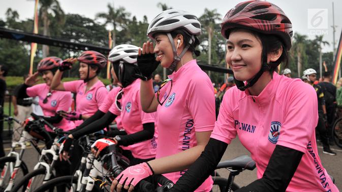 Sejumlah polisi wanita (Polwan) saat mengawal peserta acara Gowes Bersama Indonesia Damai #iRide4Peace di Jakarta, Minggu (4/11). Acara ini dimeriahkan masyarakat umum dari berbagai komunitas sepeda bersama anggota Polri. (Merdeka.com/ Iqbal S. Nugroho)