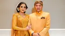Ashanty dan Anang Hermansyah tampil serasi dalam balutan busana berwarna mustard. Lengkap memakai sanggul, pesona elegan dan anggun kian terpancar dari penampilan Ashanty. (Liputan6.com/IG/@ashanty_ash)
