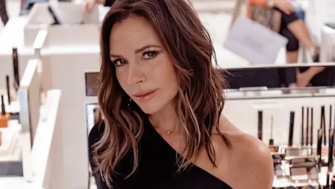 Gaun Rancangan Victoria Beckham Senilai Rp26 Juta Dicibir Netizen, Disebut Mirip Noda Tumpahan Kopi