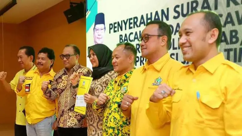 Proses penyerahan SK rekomendasi Partai Golkar kepada Ipuk Fiestiandani - Mujiono untuk maju Pilkada Banyuwangi 2024. (istimewa)