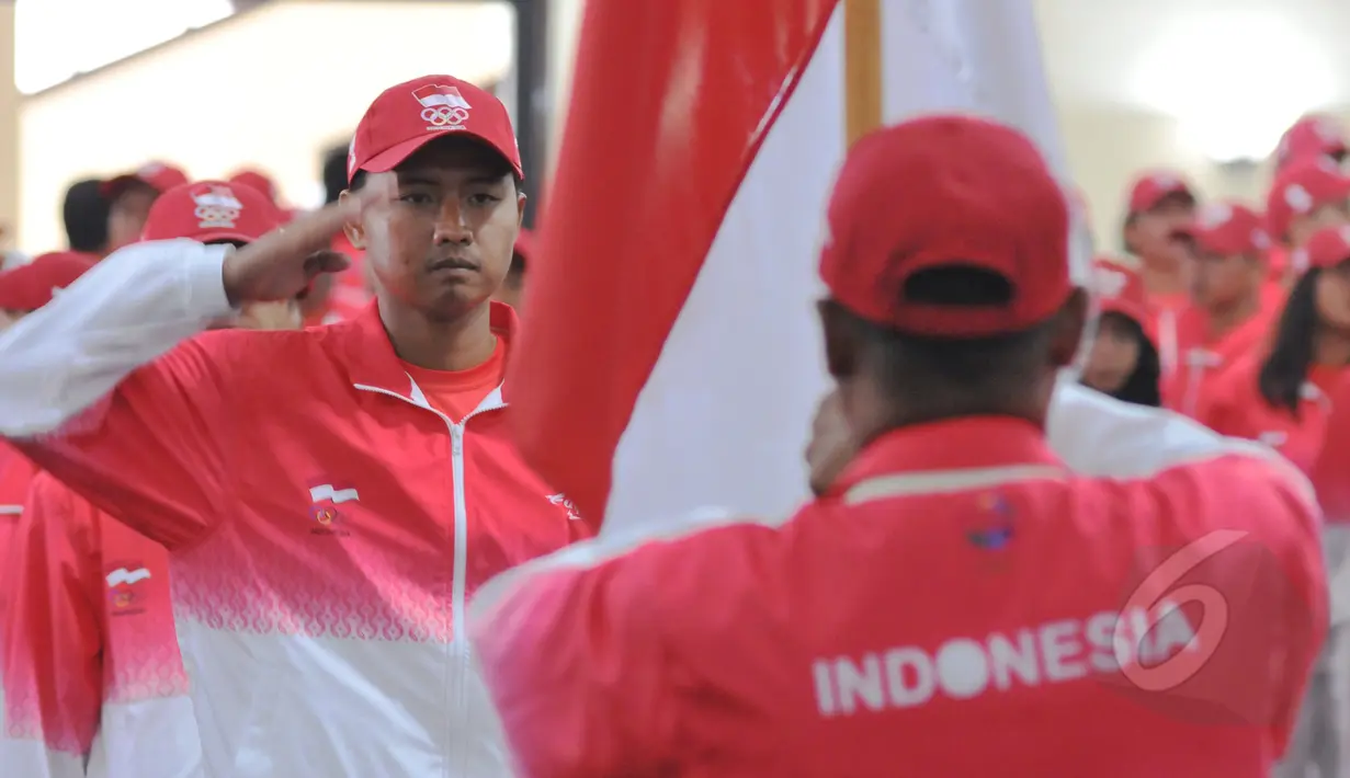 Seorang atlet kontingen Indonesia saat memberikan hormat ke bendera merah putih saat acara Pengukuhan dan Pelepasan Kontingen untuk SEA Games 2015 Singapura di Senayan, Jakarta, (25/5/2015). (Liputan6.com/Andrian M Tunay)