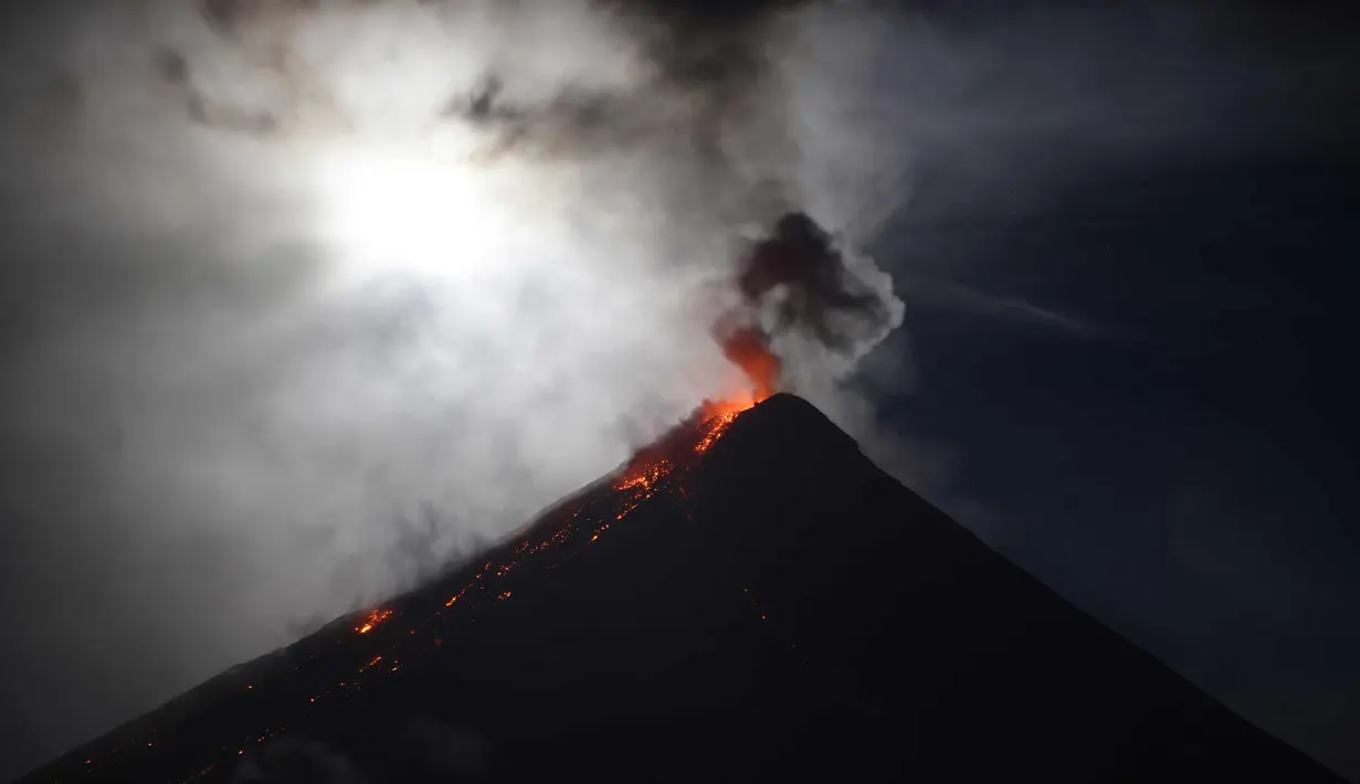 Gunung Mayon yang mengeluarkan lava panas saat terjadi Gerhana bulan "super blue blood moon" di Legazpi, Filipina (1/2). (AFP Photo/Ted Aljibe)