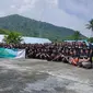 Tim Yayasan Ruangguru, BAKTI Kemkominfo, dan 103 guru penerima beasiswa pelatihan online di acara on-boarding program ITF di Sanggar Kegiatan Belajar, Tahuna, Kabupaten Kepulauan Sangihe, Provinsi Sulawesi Utara (Foto: Yayasan Ruangguru)