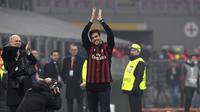 Kaka memberi salam pada jeda pertandingan AC Milan dengan Austria Wien Kamis (23/11/2017) atau Jumat (24/11/2017) dini hari WIB. (AFP/Miguel Medina)