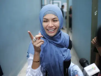 Artis Nikita Mirzani memberikan keterangan kepada awak media di kawasan Tandean, Jakarta, Rabu (17/7). Perceraian Nikita dengqn Dipo Latief masih hangat dibicarakan. Kini, Nikita menyebut suami sirinya itu sudah berubah. (Liputan6.com/Faizal Fanani)