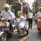 Gubernur DKI Anies Baswedan dan Wakilnya Sandiaga Uno kompak bervespa saat membuka Jakarnaval (Liputan6.com/Ika Defianti)