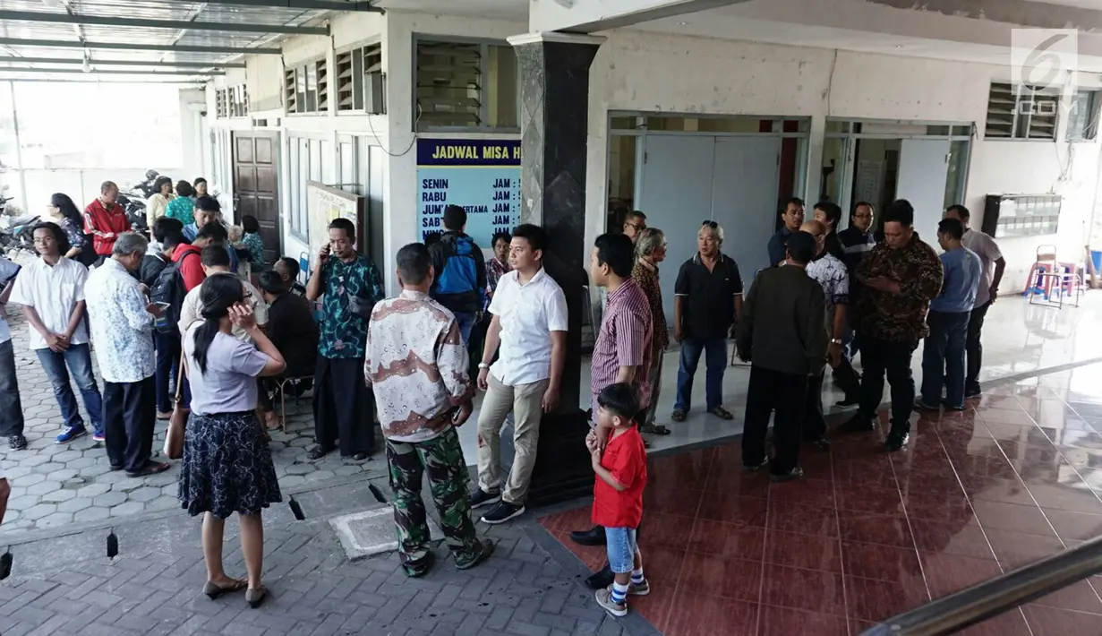Sejumlah jemaat berkumpul di luar ruangan usai penyerangan Gereja St Lidwina Bedog, Sleman, Yogyakarta, Minggu (11/2). (Liputan6.com/Arya Manggala)