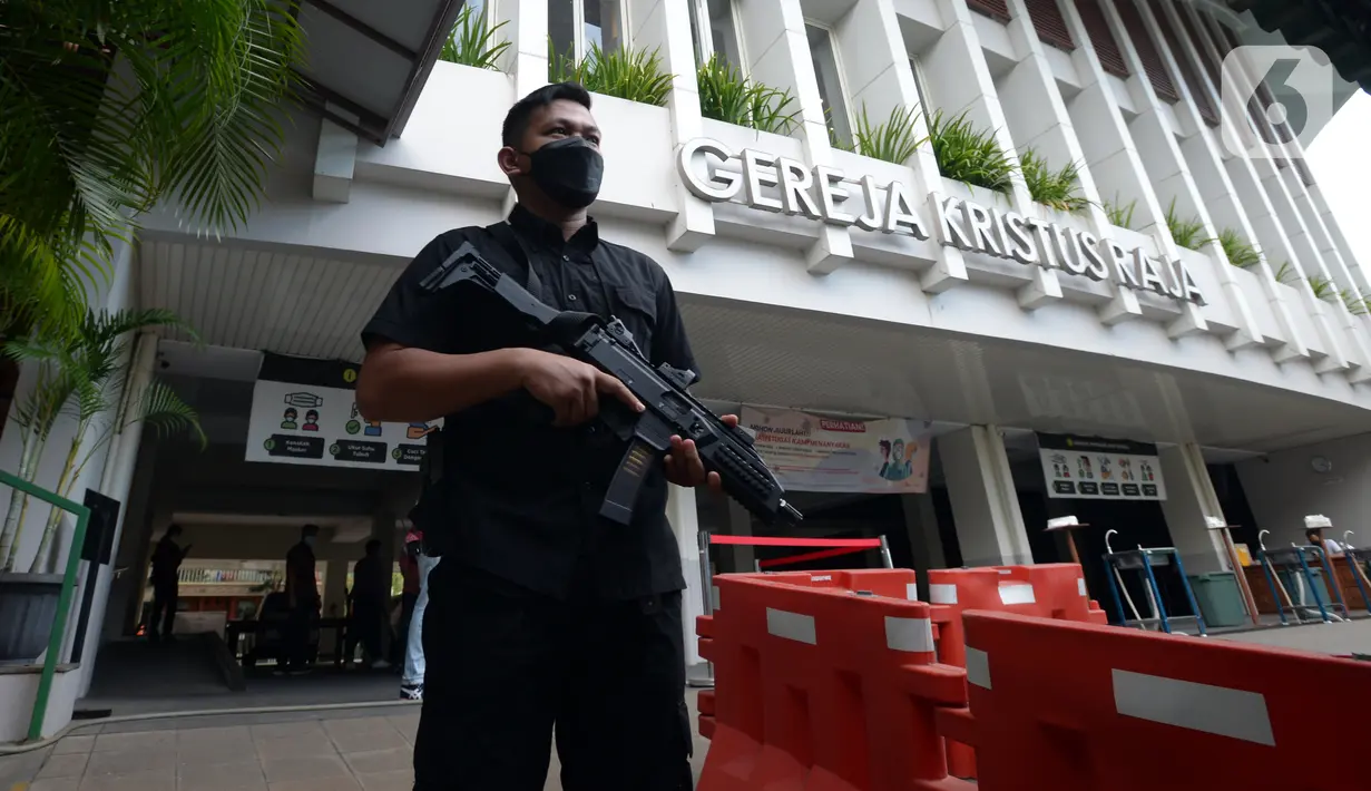 Polisi bersenjata berjaga di depan halaman Gereja Kristus Raja, Jakarta Jumat (2/4/2021). Penjagaan ini untuk pengamanan umat kristiani yang sedang melakukan ibadah Jumat Agung pada perayaan Paskah. (merdeka.com/Imam Buhori)