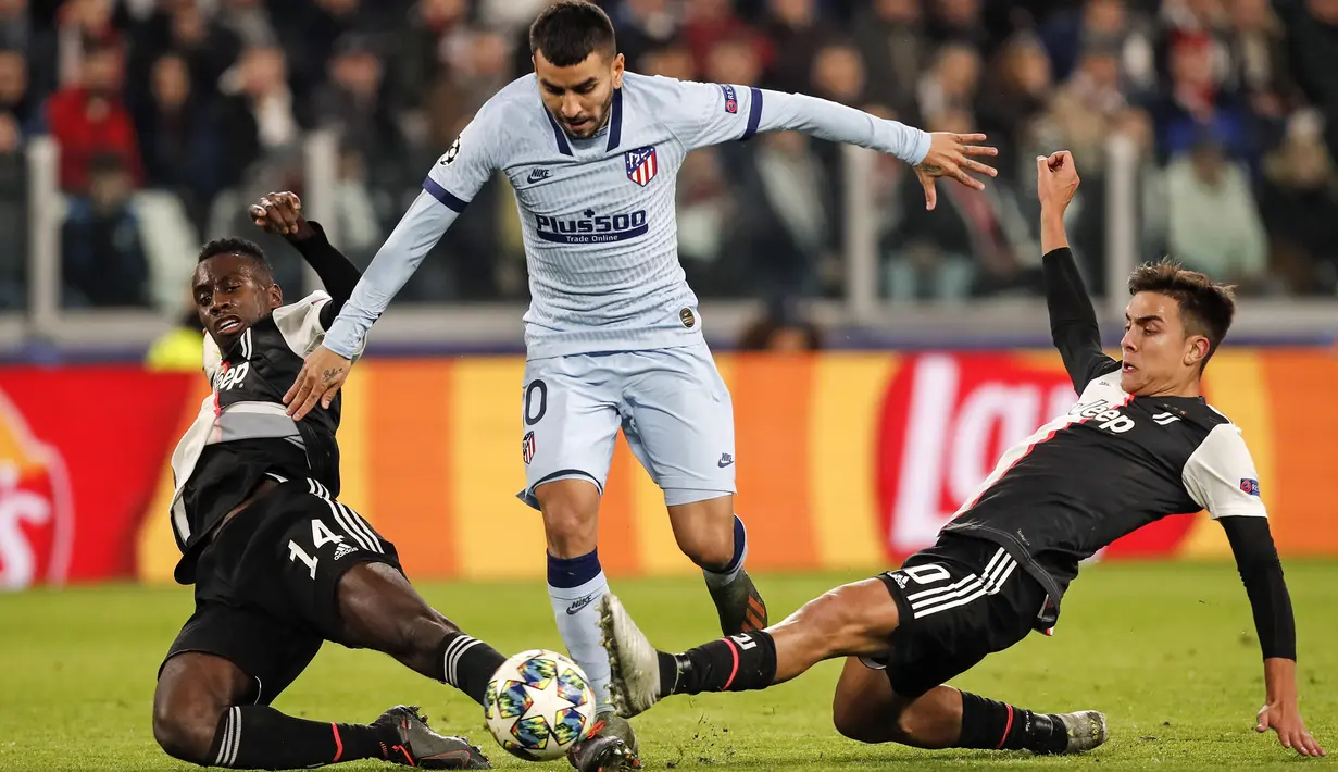 Penyerang Atletico Madrid, Angel Correa (tengah) berusaha melewati dua pemain Juventus, Blaise Matuidi dan Paulo Dybala pada pertandingan Grup D Liga Champions di stadion Allianz di Turin, Italia (26/11/2019). Juventus menang tipis atas Atletico Madrid 1-0. (AP Photo/Antonio Calanni)