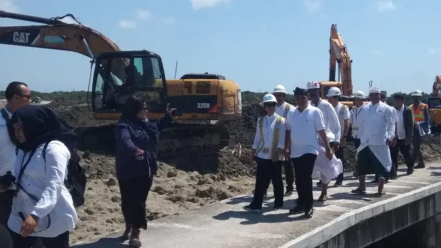 Menteri BUMN Rini Soemarno meninjau proyek reklamasi Pelabuhan Benoa