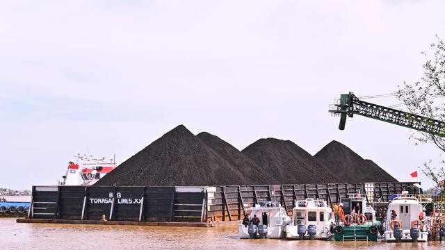 Menteri Perhubungan (Menhub) Budi Karya Sumadi melakukan pertemuan dengan para pemilik Terminal Khusus di Banjarmasin, Sabtu (19/8/2023). (Dok Kemenhub)