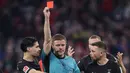 Dalam laga tersebut juga diwarnai satu kartu merah untuk Rocco Reitz yang membuat Borussia Mönchengladbach kalah jumlah pemain. (AFP/Alexandra Beier)