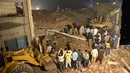 Tim SAR mencari korban di reruntuhan pabrik berlantai lima yang ambruk di Lahore, Pakistan Timur, Rabu (4/11) malam waktu setempat. Sedikitnya 16 orang tewas dan 40 luka-luka akibat kejadian tersebut. (AFP PHOTO/Arif Ali)