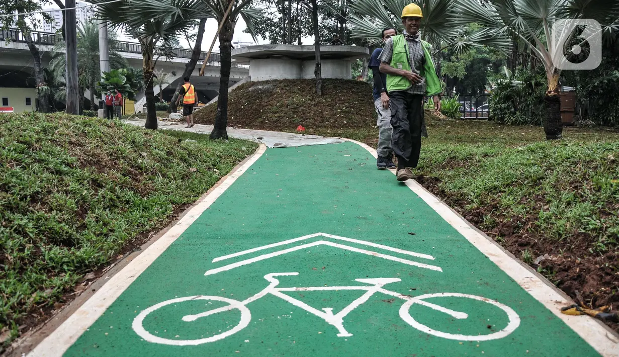 Aktivitas pekerja saat menyelesaikan pembangunan proyek jalur sepeda di Terowongan Semanggi, Jakarta, Kamis (6/10/2022). Proyek jalur sepeda tersebut nantinya akan menjadi fasilitas bagi pengguna sepeda dari arah Sudirman dan sebaliknya melewati Terowongan Semanggi yang termasuk bagian dari revitalisasi taman dan ditargetkan rampung pada bulan ini. (merdeka.com/Iqbal S. Nugroho)