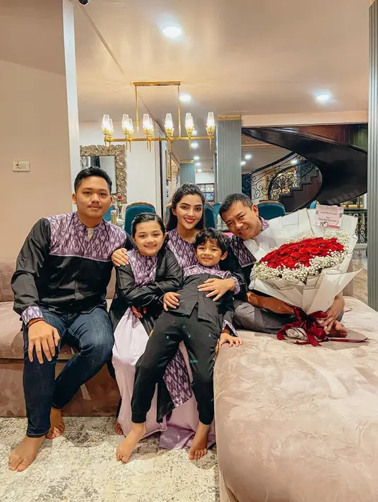 Selain itu, kamu juga bisa padukan busana ungu dan hitam sebagai seragam keluarga di hari Lebaran [@ashanty_ash]