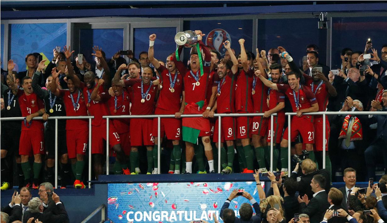 Striker Portugal, Cristiano Ronaldo, akhirnya mengangkat trofi juara Piala Eropa setelah sebelumnya pernah gagal di final Piala Eropa 2004, Senin (11/7/2016) dini hari WIB. (Reuters/John Sibley)