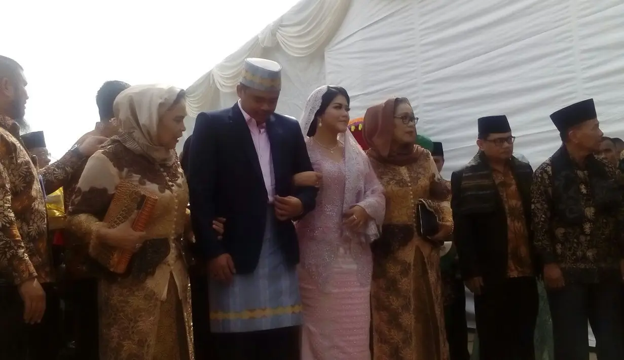 Acara berlangsung Selasa (21/11/2017) di rumah Dolly Siregar yang merupakan tulang Bobby (paman dari pihak ibu). Prosesi pemberian adat berjalan lancar dan dengan penjagaan ketat. (Deki Prayoga/Bintang.com)