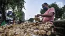 Pedagang menyiapkan ketupat matang di pinggir jalan kawasan Rawamangun, Jakarta, Senin (19/7/2021). Jelang Hari Raya Idul Adha, pedagang ketupat matang atau siap saji musiman mulai ramai menjajakan makanan khas Lebaran tersebut di pinggir jalan kawasan Rawamangun. (merdeka.com/Iqbal S. Nugroho)