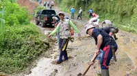 Sejumlah orang tengah membersihkan jalan dari tanah longsoran di Desa Sukamaju, Kecamatan Cihaurbeuti, Kabupaten Ciamis, Selasa, 13 September 2022 lalu. (Foto Biro Adpim Jawa Barat). Liputan6.com/Dikdik Ripaldi