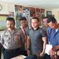 Seorang pria di Kota Padang, Sumatera Barat, ditangkap polisi karena mengedarkan narkoba jenis sabu-sabu. (Liputan6.com/ Novia Harlina)