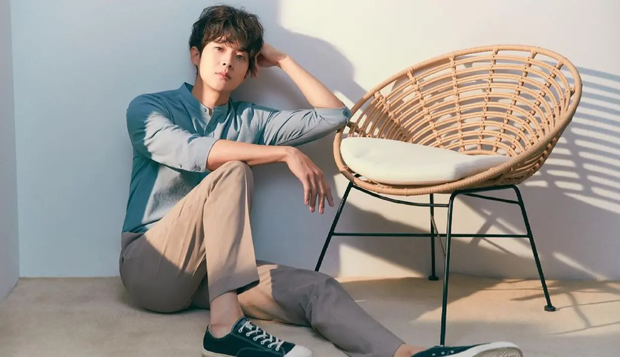 Menggunakan kemeja serta celana kain yang terkesan formal, Choi Woo Shik pun memilih menggunakan sepatu sneakers agar lebih kasual. Bahkan, penampilan aktor Parasite ini mendapat berbagai pujian dari netizen. (Liputan6.com/IG/@dntlrdl)
