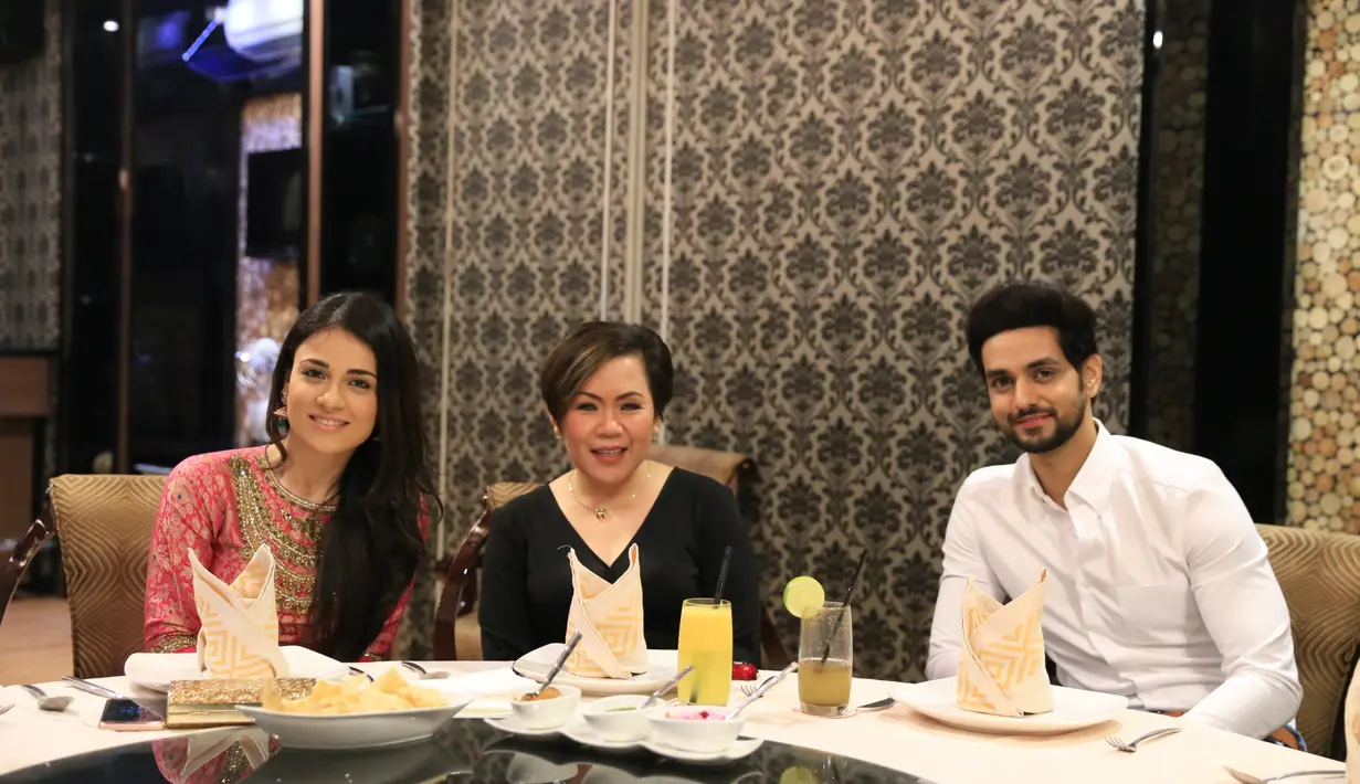 Usai meet and greet di Metropolis Town Square,Tangerang, pemeran Ranveer dan Ishani ini juga makan malam bersama Harsiwi Achmad, Direktur Programming SCM dan Ekin Gabriel, General Manager Programming Indosiar serta pihak terkait.(Adrian Putra/Bintang.com)