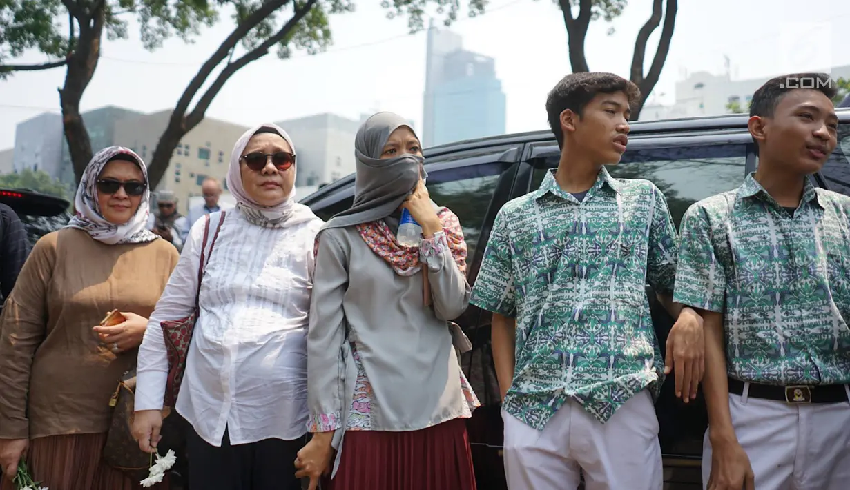 Warga memadati jalan di sekitar rumah duka Presiden ke-3 RI BJ Habibie di kawasan Kuningan, Jakarta, Kamis (12/9/2019). Meninggalnya BJ Habibie menarik simpatik masyarakat untuk datang mengantarkan kepergiaannya yang dimakamkan secara militer di TMP Kalibata, Jakarta Selatan. (Liputan6.com/Immanuel