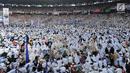 Massa kampanye akbar Pasangan capres-cawapres nomor urut 02 Prabowo Subianto - Sandiaga Uno memadati Stadion Utama Gelora Bung Karno (SUGBK), Senayan, Jakarta, Minggu (7/4/2019). Sebagian besar simpatisan kompak menggunakan pakaian putih-putih. (merdeka.com/Arie Basuki)