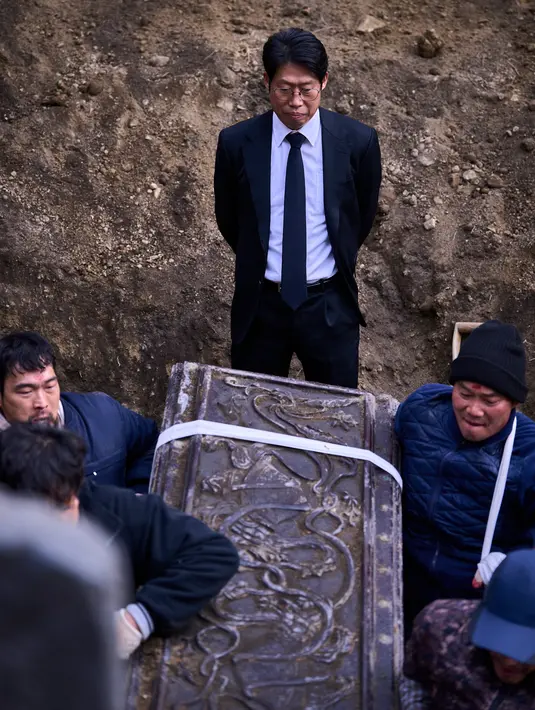 <p>Yoo Hae Jin berperan sebagai petugas pemakaman Young Geun. Dalam still cut, dia memantau peroses pemakaman. (Foto: Showbox via Soompi)</p>