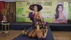 Puteri Indonesia Lingkungan 2017 Kevin Lilliana berpose mengenakan busana bertemakan Mbok Jamu untuk Miss International 2017 di Aula Sasono Wiwoho, Jakarta, Rabu (18/10). Kevin akan bersaing dengan kontestan dari 65 negara. (Liputan6.com/Herman Zakharia)