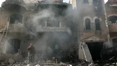Seorang pria berdiri di depan puing-puing bangunan yang masih berasap di lokasi serangan udara Israel yang menargetkan sebuah lingkungan di Baalbeck di lembah Bekaa timur Lebanon pada 10 November 2024. (Nidal SOLH/AFP)