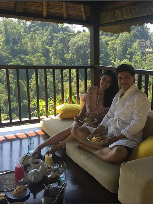 Bulan madu selalu membuat pasangan suami istri lengket, saat sarapan pun Chelsea Olivia dan Glenn Alinskie tetap mesra. (via instagram/@destinestory)
