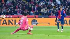 Pemain Barcelona, Lamine Yamal, mencetak gol ke gawang Real Betis pada laga babak 16 besar Copa del Rey 2024/2025 yang dihelat di Estadi Olimpic Lluis Companys, Kamis (16/1/2025) dini hari WIB. (AFP/Manaure Quintero)