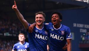 Jaden Philogene (kanan) merayakan gol untuk Ipswich Town ke gawang Queens Park Rangers, dalam laga pekan terakhir EFL Championship 2025/2026 di Portman Road, Sabtu (2/5/2026) malam WIB. (Dok. Ipswich Town)