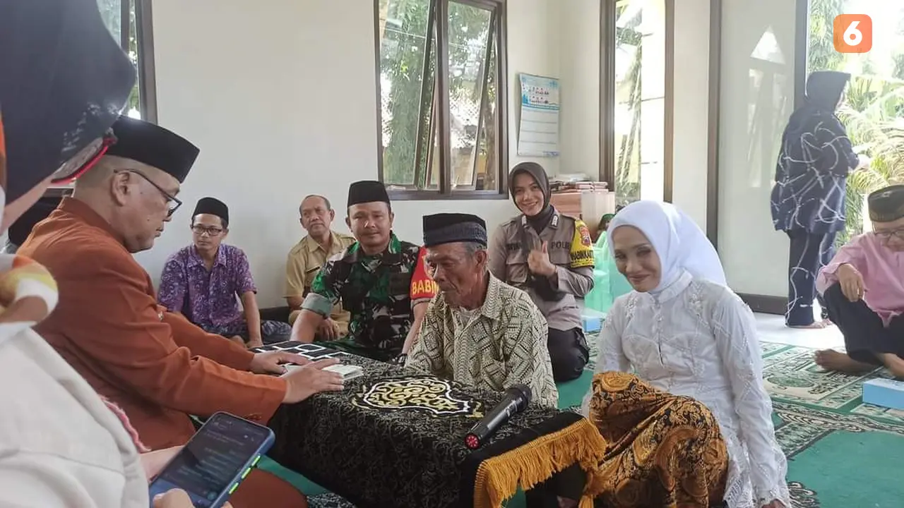Kisah Haru Bhabinkamtibmas Nikahkan Pasangan Tuna Wisma
