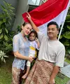 Bentuk kekompakan Rianti Cartwright dan Cassnova Alfonso lewat tampilan yang serasi [IG: @riantic]
