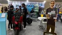 Booth Maka Motors di PEVS 2025 banyak dikunjungi pengunjung. (Oto.com)