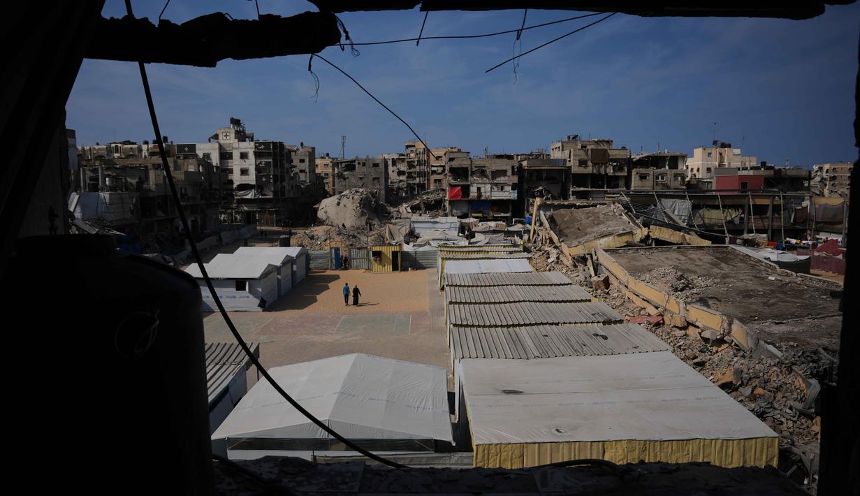 Untuk diketahui, data Kementerian Pendidikan Palestina, sejak perang pecah pada Oktober 2023, Israel telah menghancurkan 172 sekolah negeri, merusak 118 sekolah, dan menyerang lebih dari 100 sekolah yang dikelola UNRWA. Tampak dalam foto, pemandangan sebuah sekolah yang dikelilingi oleh bangunan-bangunan yang hancur akibat serangan udara dan darat Israel di Khan Younis, bagian selatan Jalur Gaza, Rabu, 12 November 2025. (AP Photo/Abdel Kareem Hana)