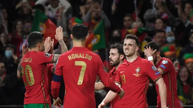 Bruno Fernandes merayakan gol bersama Ronaldo saat Portugal melawan Makedonia Utara di play-off Piala Dunia 2022.