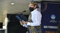Mendikbudristek Nadiem Anwar Makarim mengenakan pakaian adat dari Flores, Nusa Tenggara Timur di Upacara Hardiknas.