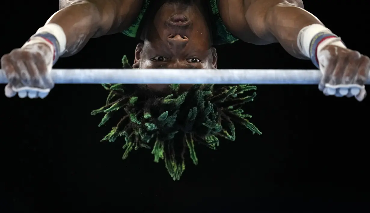 Uche Eke dari Nigeria bertanding di mistar dalam kualifikasi senam artistik putra pada Olimpiade Tokyo 2020 di Tokyo, Jepang, 24 Juli 2021. (AP Photo/Gregory Bull)