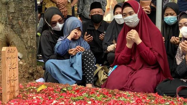 Momen Haru Ria Ricis Datang ke Makam Ayahnya, Berusaha Tampil Tegar. (Sumber: kapanlagi.com)