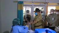 Wali Kota Tangerang Arief R Wismansyah saat meninjau vaksinasi Covid-19. (Liputan6.com/ Pramitra Tristiawati)