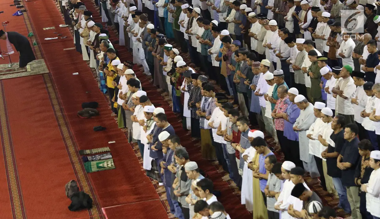 Umat muslim melaksanakan ibadah salat jumat di Masjid Istiqlal, Jakarta, Jumat (15/6). Salat Jumat di Hari Raya Idul Fitri itu diikuti ribuan umat yang memadati ikon mesjid di Ibukota tersebut. (Liputan6.com/Immanuel Antonius)