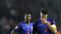 Ekspresi Kapten Timnas Belanda, Robin van Persie, usai dikalahkan Republik Ceko 1-2 di kualifikasi Piala Eropa 2016 grup A di Praha, (9/9/2014). (REUTERS/David W Cerny)